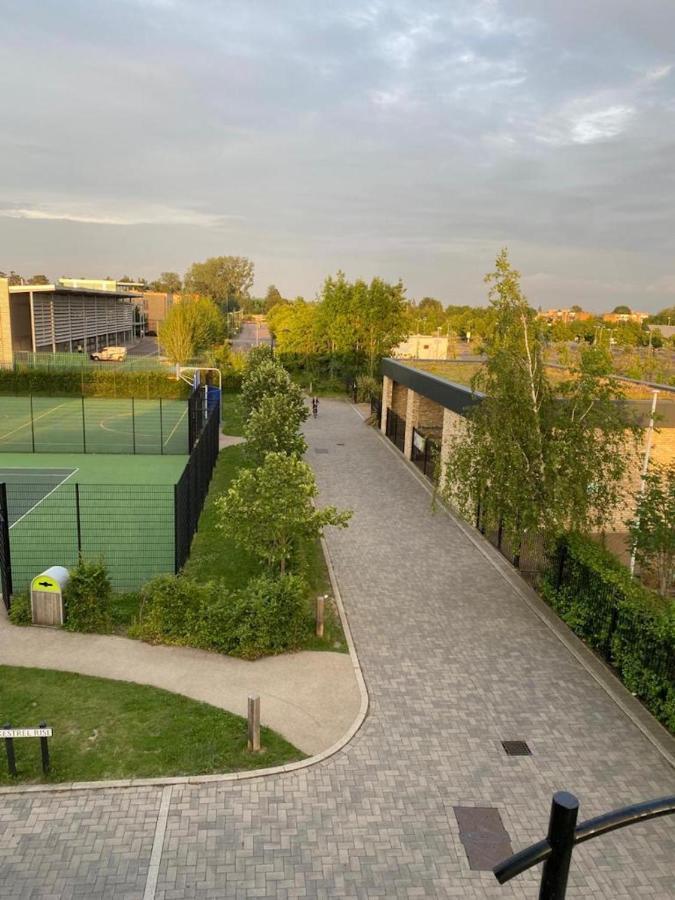 Contemporary Trumpington Apartment With Self Check-In ,Free On-Site Parking, Terrace, Super Fast Wifi & 5 Mins Drive To Papworth & Addenbrookes Hospitals Cambridge  Exteriör bild