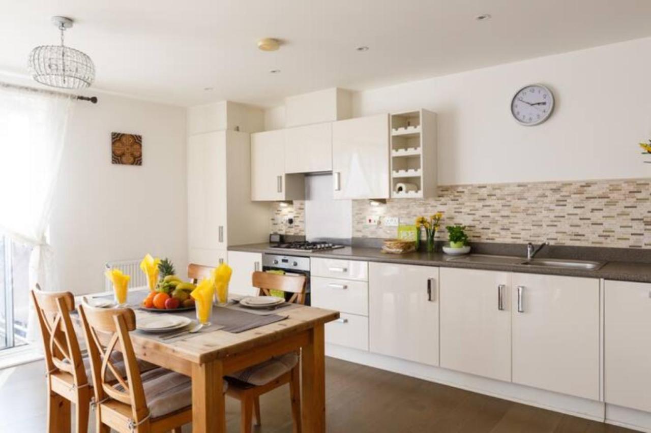 Contemporary Trumpington Apartment With Self Check-In ,Free On-Site Parking, Terrace, Super Fast Wifi & 5 Mins Drive To Papworth & Addenbrookes Hospitals Cambridge  Exteriör bild