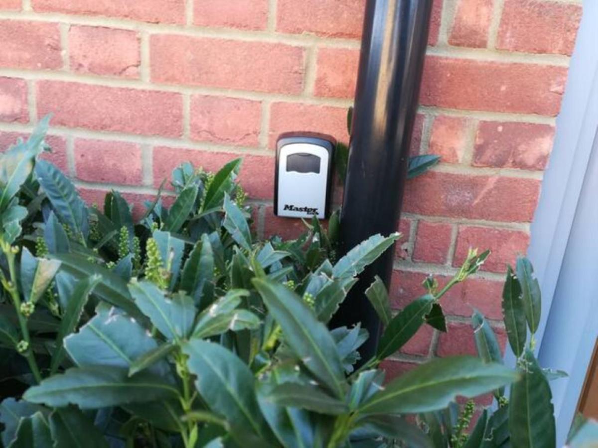 Contemporary Trumpington Apartment With Self Check-In ,Free On-Site Parking, Terrace, Super Fast Wifi & 5 Mins Drive To Papworth & Addenbrookes Hospitals Cambridge  Exteriör bild