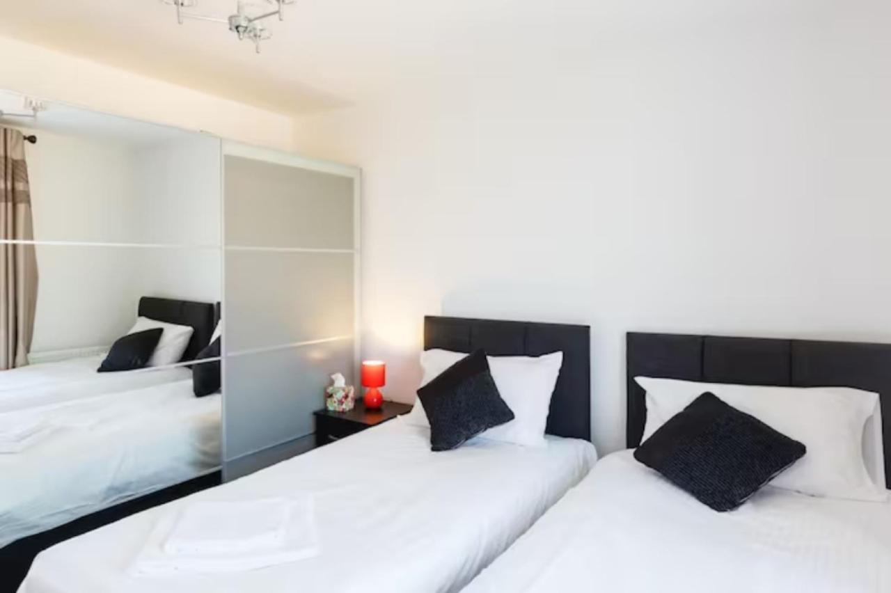 Contemporary Trumpington Apartment With Self Check-In ,Free On-Site Parking, Terrace, Super Fast Wifi & 5 Mins Drive To Papworth & Addenbrookes Hospitals Cambridge  Exteriör bild