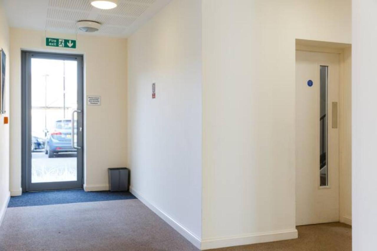 Contemporary Trumpington Apartment With Self Check-In ,Free On-Site Parking, Terrace, Super Fast Wifi & 5 Mins Drive To Papworth & Addenbrookes Hospitals Cambridge  Exteriör bild