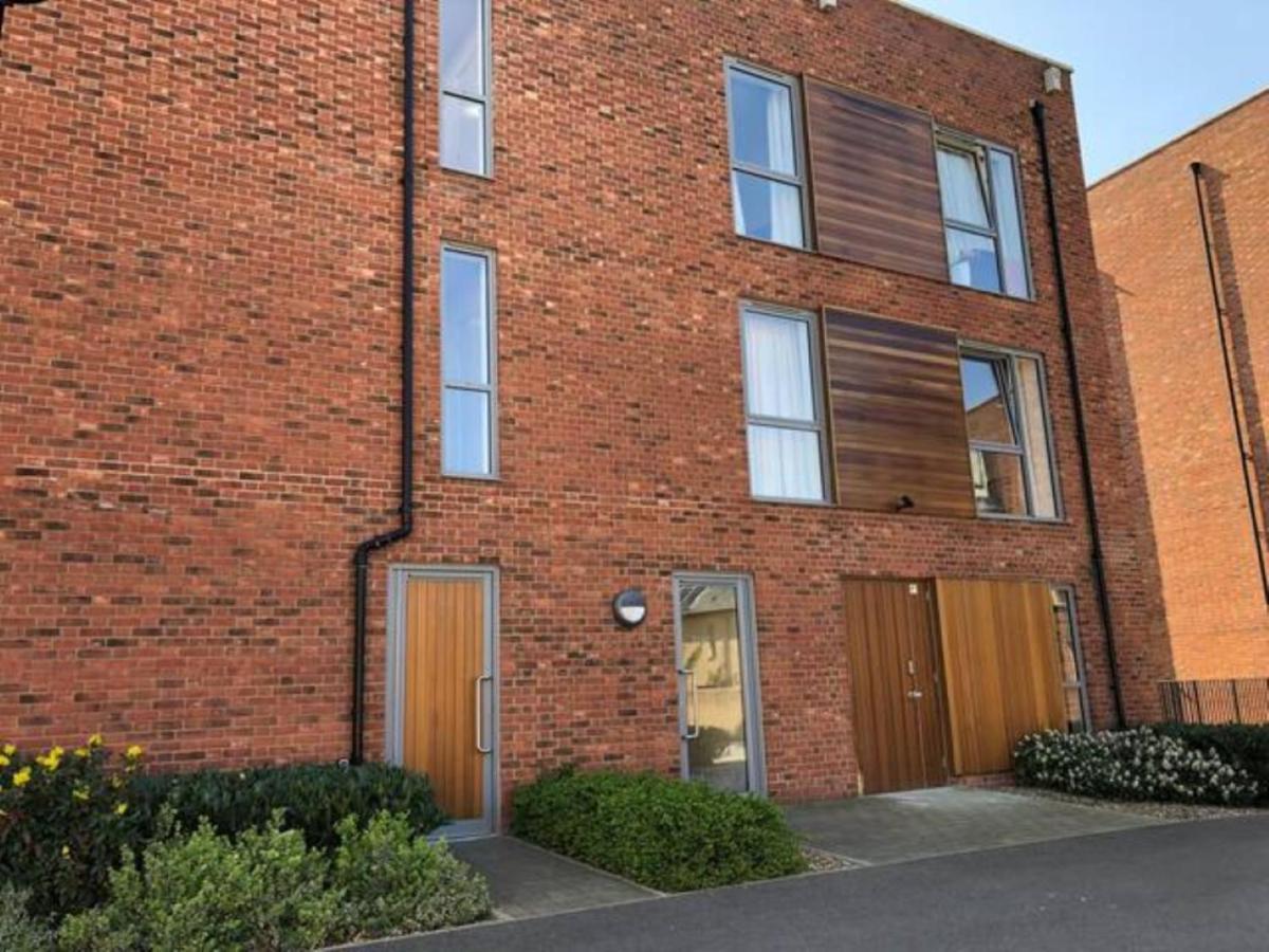 Contemporary Trumpington Apartment With Self Check-In ,Free On-Site Parking, Terrace, Super Fast Wifi & 5 Mins Drive To Papworth & Addenbrookes Hospitals Cambridge  Exteriör bild