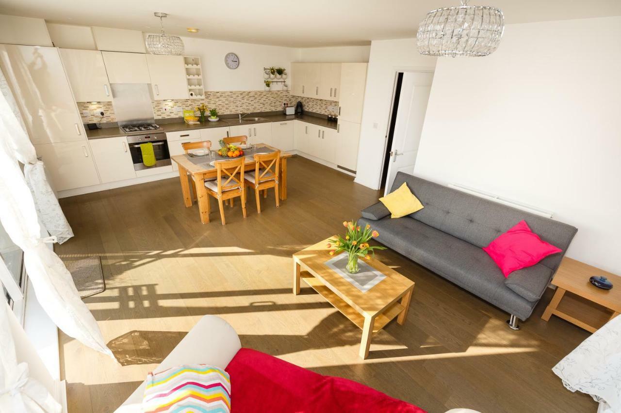 Contemporary Trumpington Apartment With Self Check-In ,Free On-Site Parking, Terrace, Super Fast Wifi & 5 Mins Drive To Papworth & Addenbrookes Hospitals Cambridge  Exteriör bild