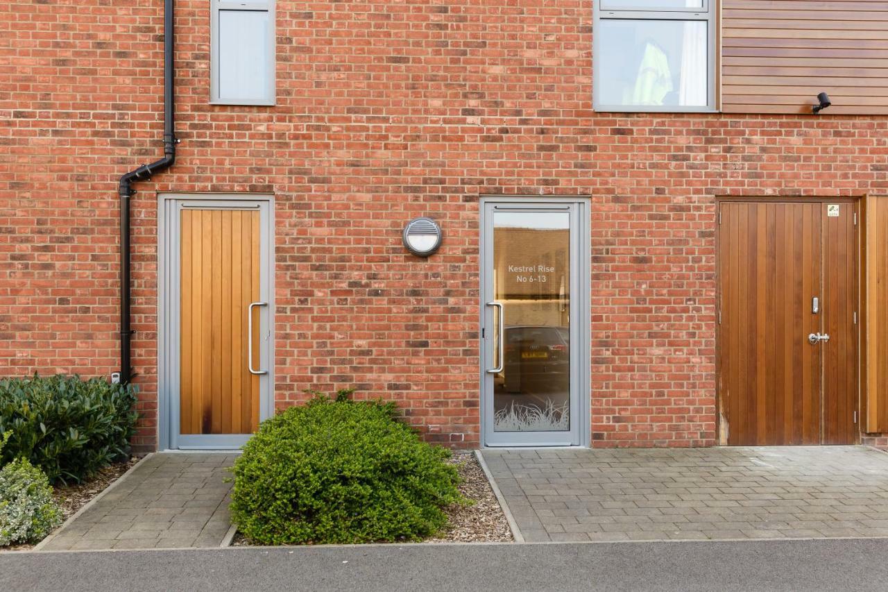 Contemporary Trumpington Apartment With Self Check-In ,Free On-Site Parking, Terrace, Super Fast Wifi & 5 Mins Drive To Papworth & Addenbrookes Hospitals Cambridge  Exteriör bild