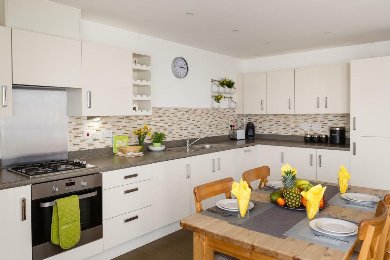 Contemporary Trumpington Apartment With Self Check-In ,Free On-Site Parking, Terrace, Super Fast Wifi & 5 Mins Drive To Papworth & Addenbrookes Hospitals Cambridge  Exteriör bild