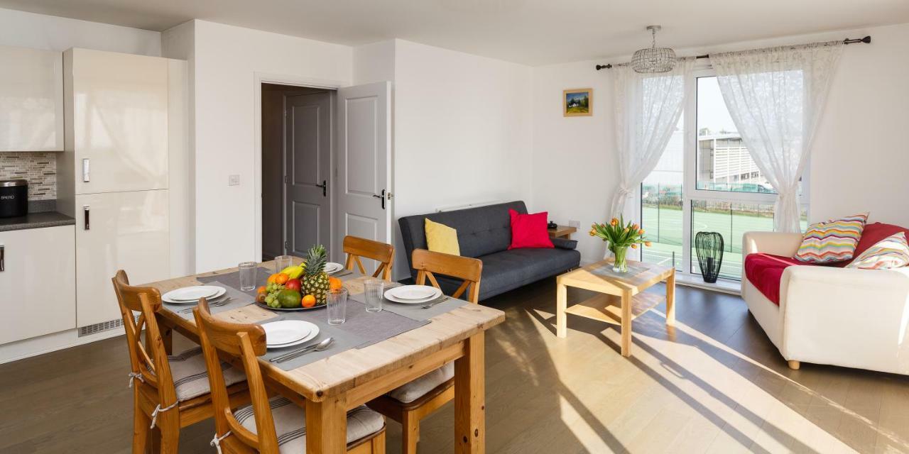 Contemporary Trumpington Apartment With Self Check-In ,Free On-Site Parking, Terrace, Super Fast Wifi & 5 Mins Drive To Papworth & Addenbrookes Hospitals Cambridge  Exteriör bild