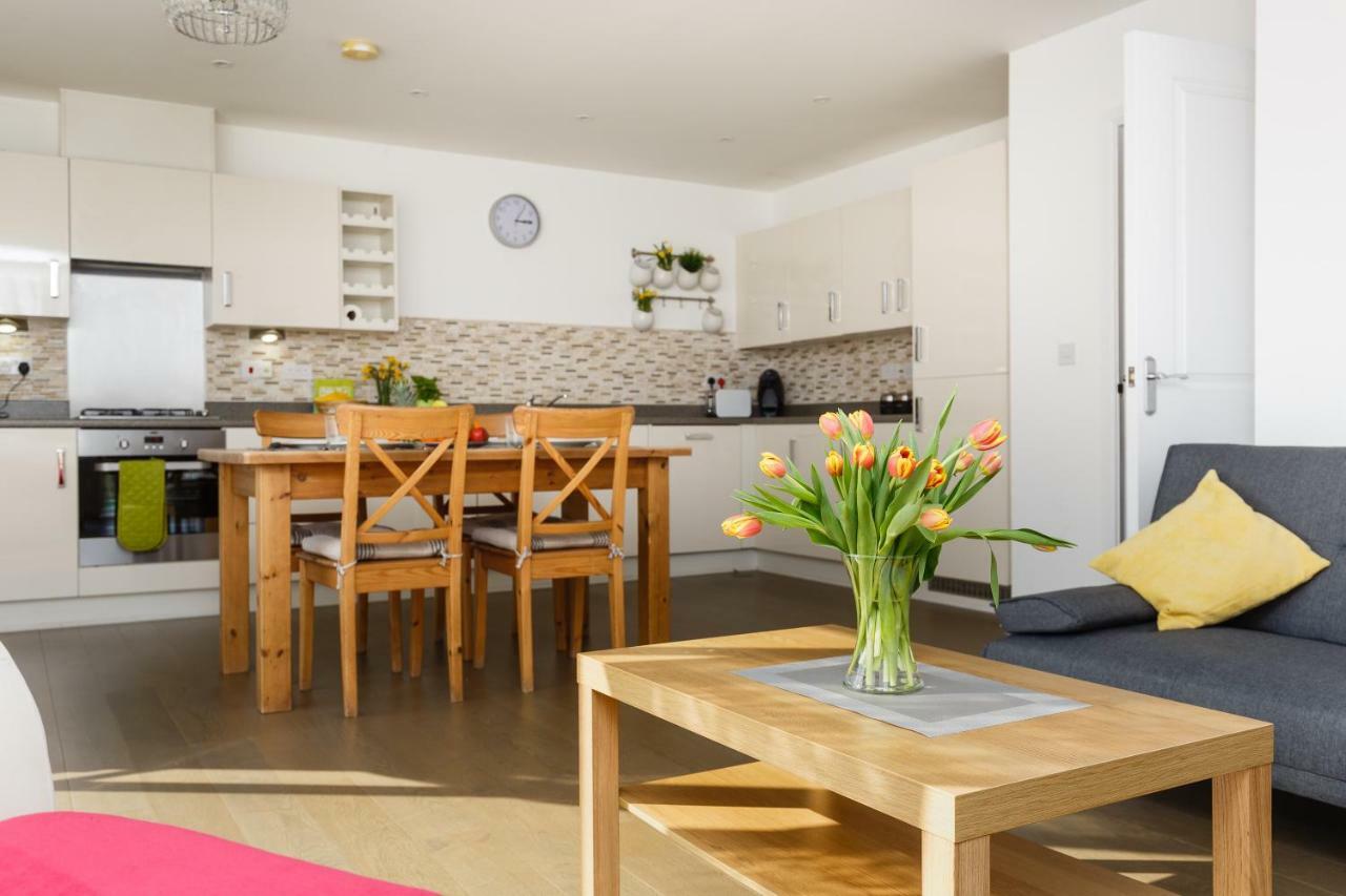 Contemporary Trumpington Apartment With Self Check-In ,Free On-Site Parking, Terrace, Super Fast Wifi & 5 Mins Drive To Papworth & Addenbrookes Hospitals Cambridge  Exteriör bild
