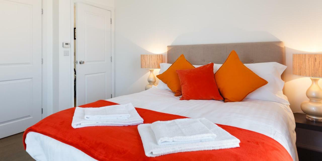 Contemporary Trumpington Apartment With Self Check-In ,Free On-Site Parking, Terrace, Super Fast Wifi & 5 Mins Drive To Papworth & Addenbrookes Hospitals Cambridge  Exteriör bild