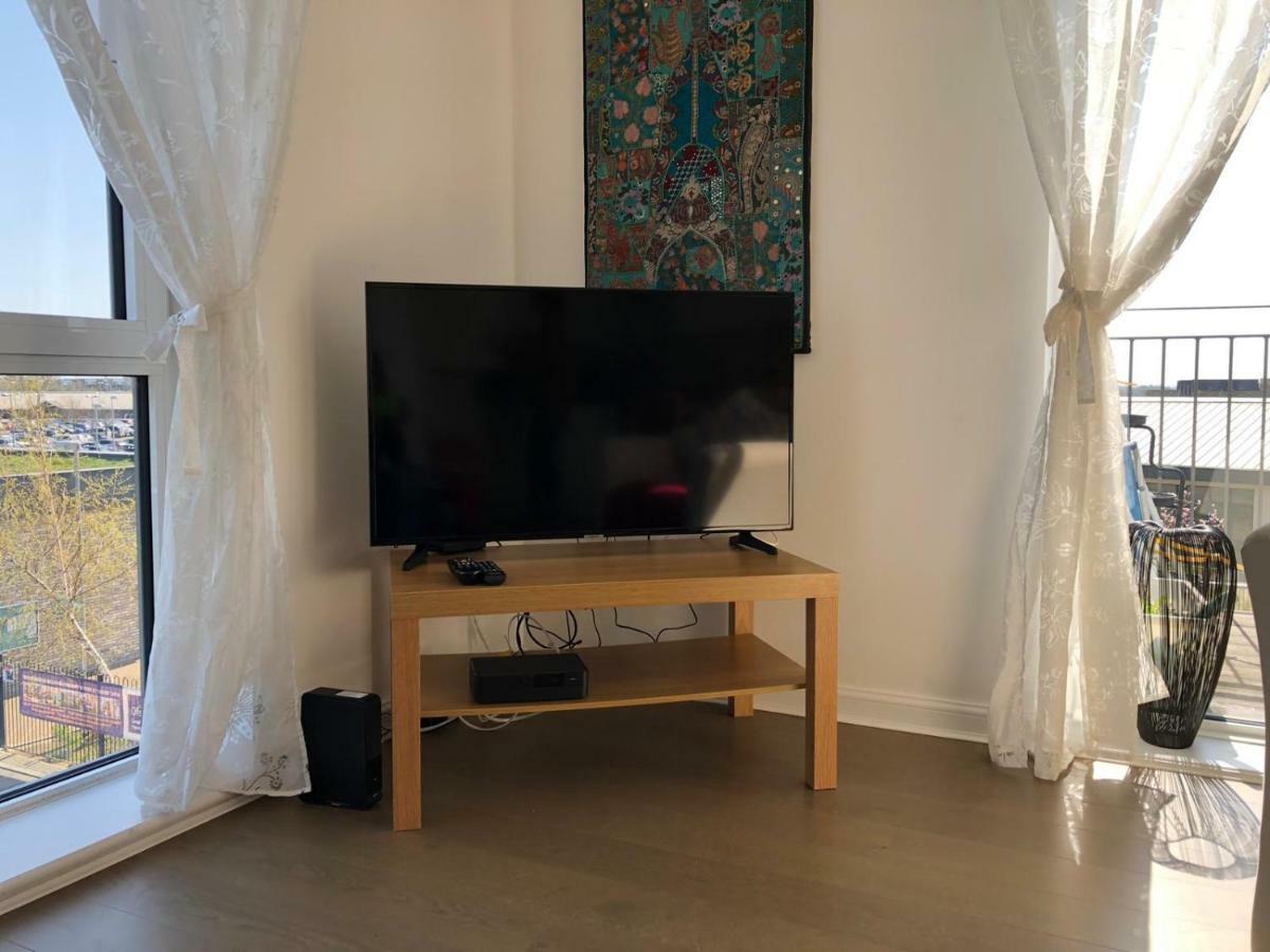 Contemporary Trumpington Apartment With Self Check-In ,Free On-Site Parking, Terrace, Super Fast Wifi & 5 Mins Drive To Papworth & Addenbrookes Hospitals Cambridge  Exteriör bild