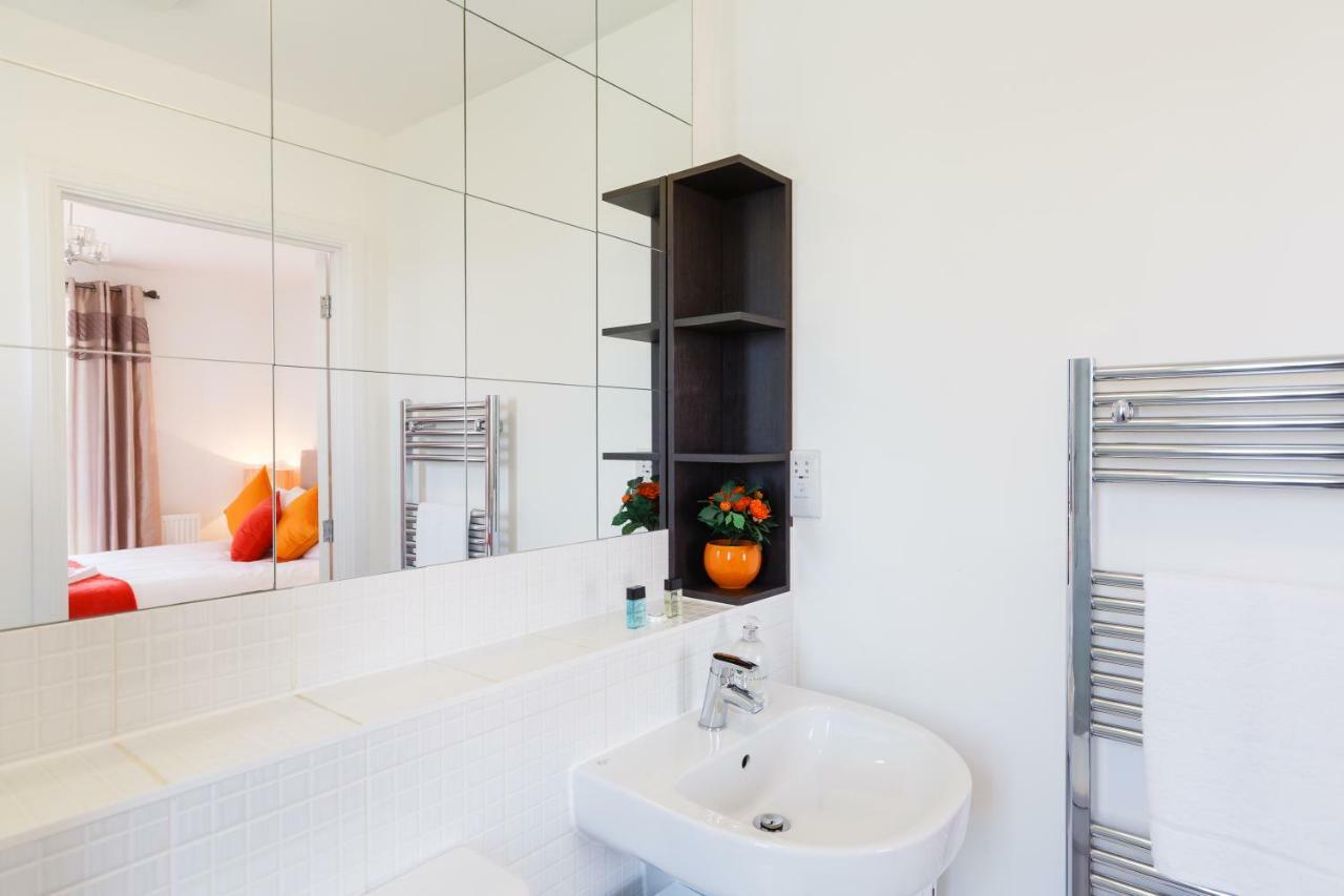 Contemporary Trumpington Apartment With Self Check-In ,Free On-Site Parking, Terrace, Super Fast Wifi & 5 Mins Drive To Papworth & Addenbrookes Hospitals Cambridge  Exteriör bild