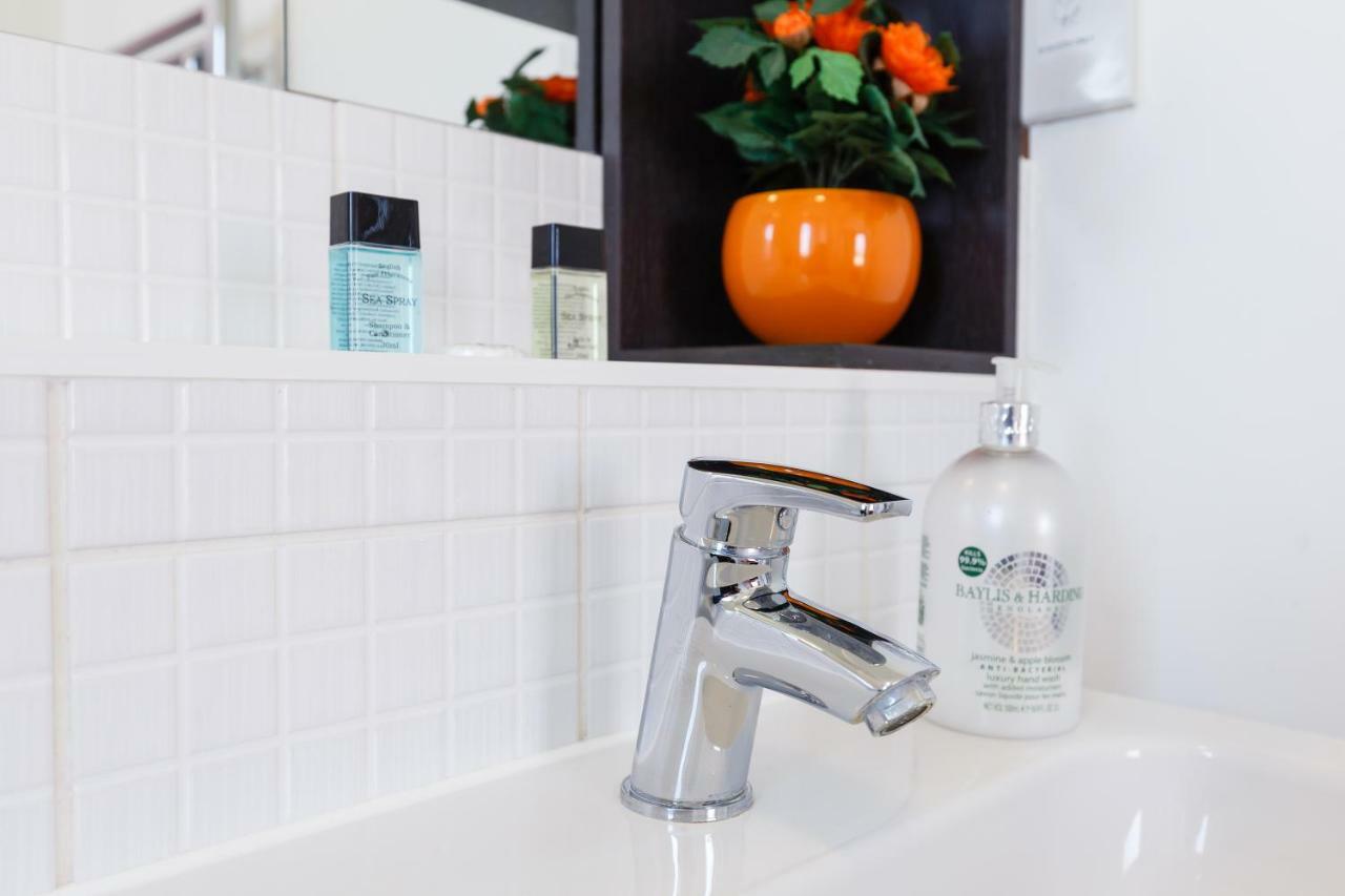 Contemporary Trumpington Apartment With Self Check-In ,Free On-Site Parking, Terrace, Super Fast Wifi & 5 Mins Drive To Papworth & Addenbrookes Hospitals Cambridge  Exteriör bild