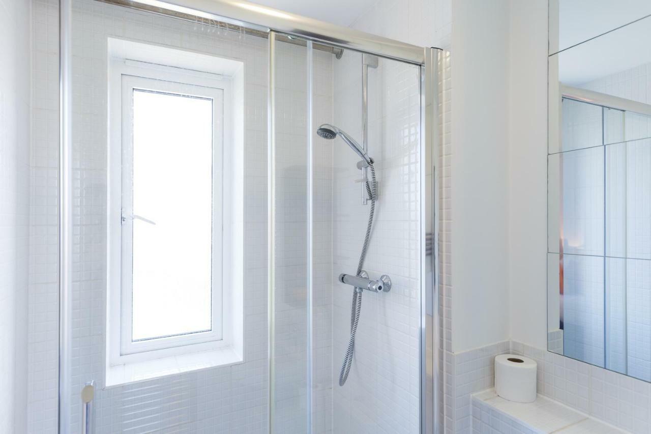 Contemporary Trumpington Apartment With Self Check-In ,Free On-Site Parking, Terrace, Super Fast Wifi & 5 Mins Drive To Papworth & Addenbrookes Hospitals Cambridge  Exteriör bild