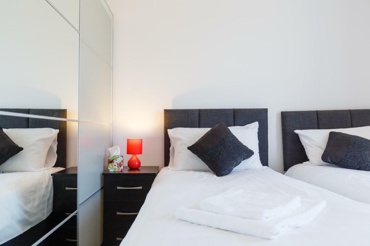 Contemporary Trumpington Apartment With Self Check-In ,Free On-Site Parking, Terrace, Super Fast Wifi & 5 Mins Drive To Papworth & Addenbrookes Hospitals Cambridge  Exteriör bild