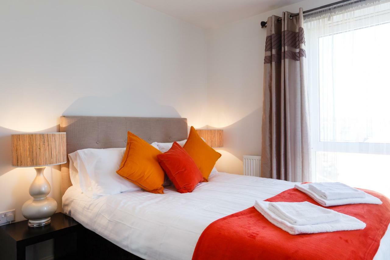 Contemporary Trumpington Apartment With Self Check-In ,Free On-Site Parking, Terrace, Super Fast Wifi & 5 Mins Drive To Papworth & Addenbrookes Hospitals Cambridge  Exteriör bild