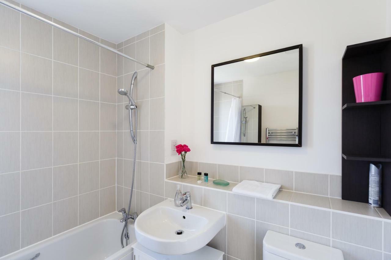 Contemporary Trumpington Apartment With Self Check-In ,Free On-Site Parking, Terrace, Super Fast Wifi & 5 Mins Drive To Papworth & Addenbrookes Hospitals Cambridge  Exteriör bild