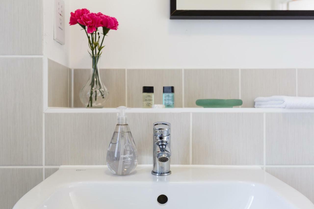 Contemporary Trumpington Apartment With Self Check-In ,Free On-Site Parking, Terrace, Super Fast Wifi & 5 Mins Drive To Papworth & Addenbrookes Hospitals Cambridge  Exteriör bild