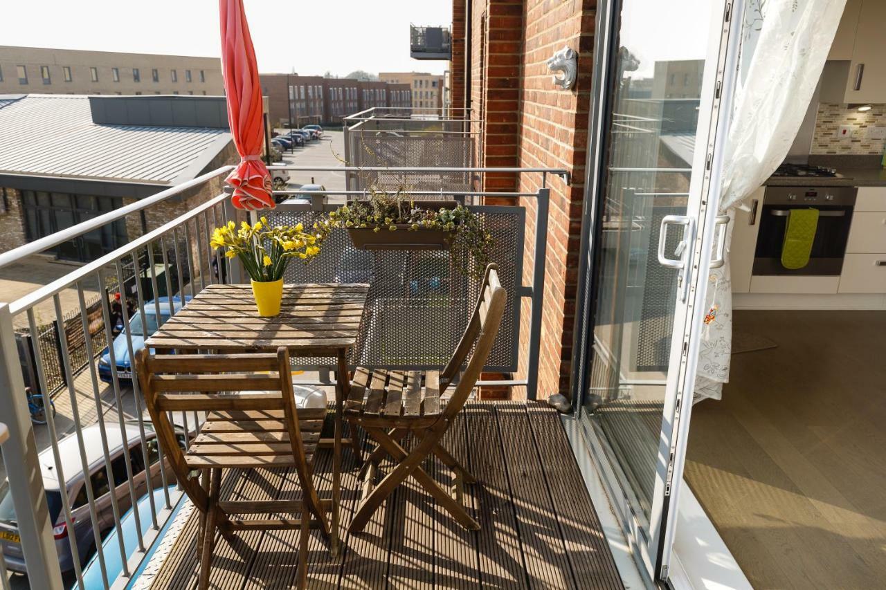 Contemporary Trumpington Apartment With Self Check-In ,Free On-Site Parking, Terrace, Super Fast Wifi & 5 Mins Drive To Papworth & Addenbrookes Hospitals Cambridge  Exteriör bild