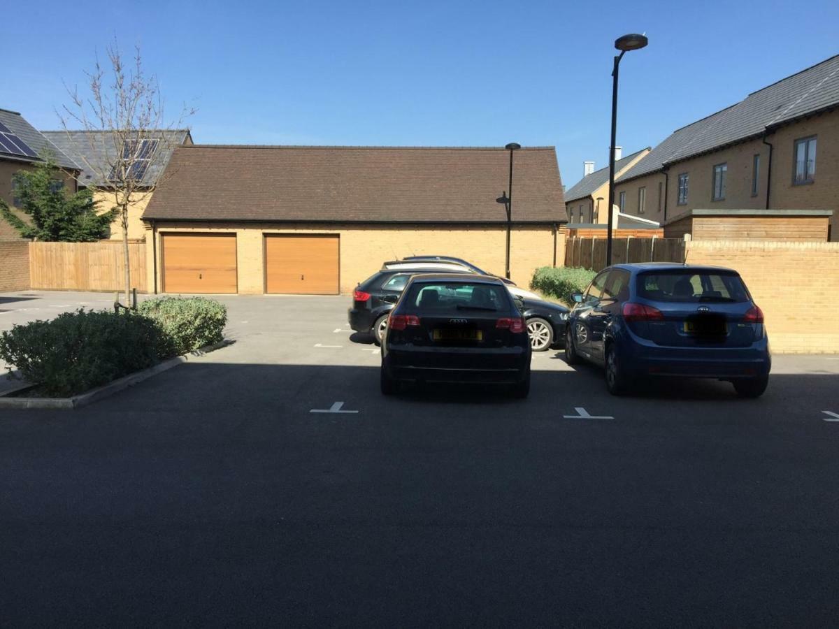 Contemporary Trumpington Apartment With Self Check-In ,Free On-Site Parking, Terrace, Super Fast Wifi & 5 Mins Drive To Papworth & Addenbrookes Hospitals Cambridge  Exteriör bild